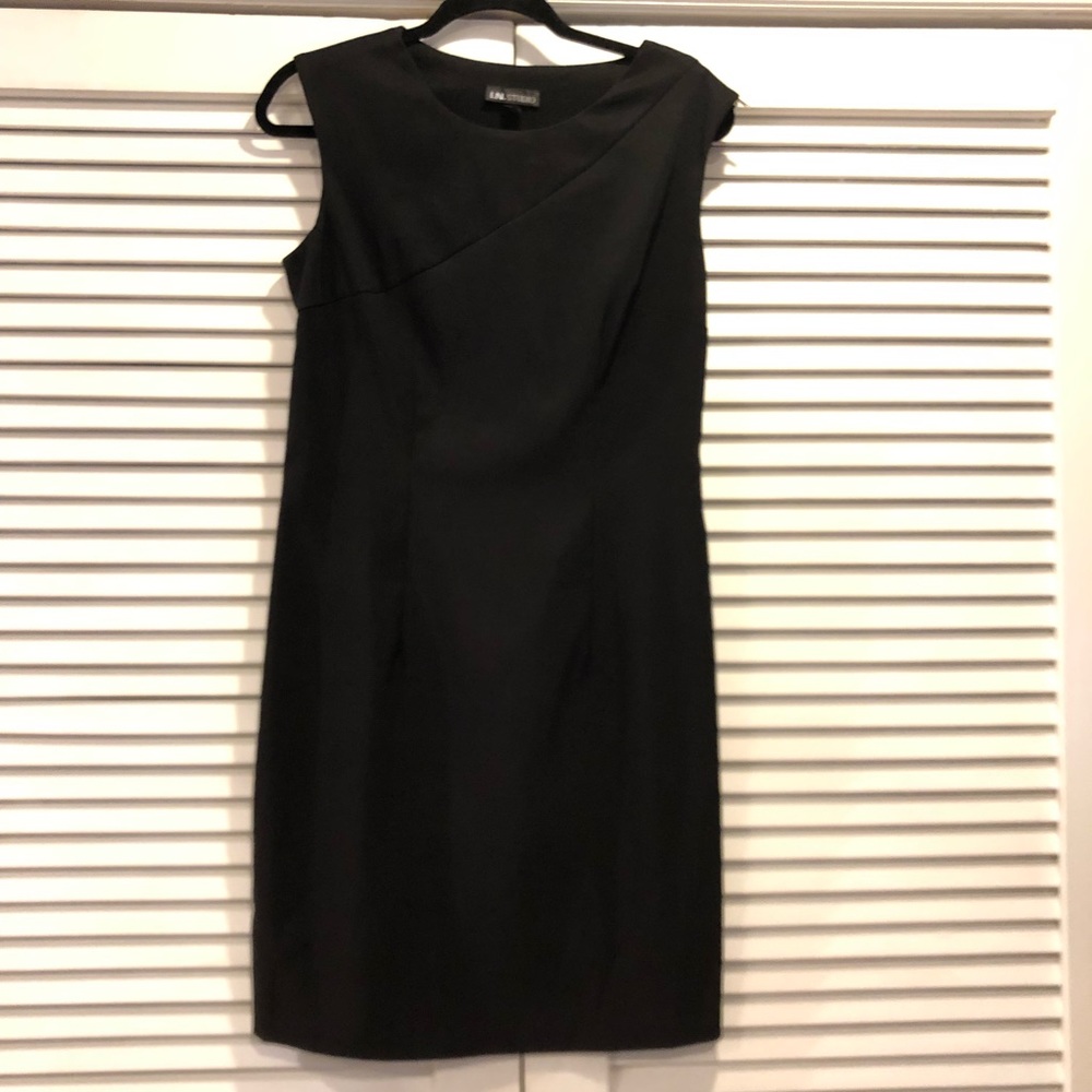 I.N. Studio • Flattering black career dress